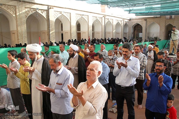 اقامه نماز عید قربان در مسجد ملا اسماعیل یزد