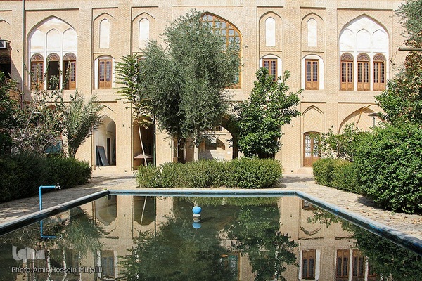 مدرسه تاریخی قدیمی و همچنان پابرجای علمیه خان یزد