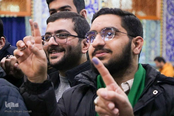 حضور پرشور مردم یزد در پایگاه انقلاب