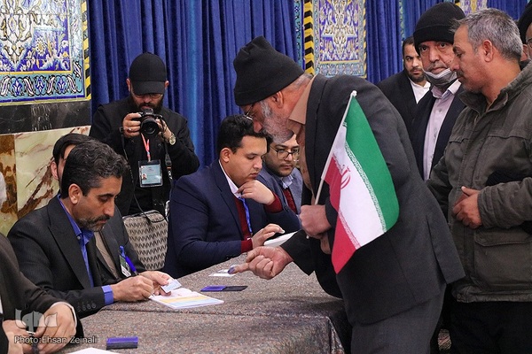 حضور پرشور مردم یزد در پایگاه انقلاب