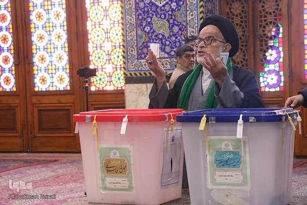 حضور پرشور مردم یزد در پایگاه انقلاب