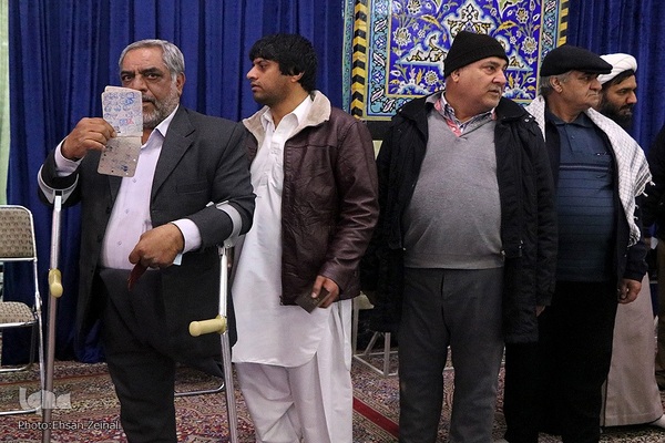 حضور پرشور مردم یزد در پایگاه انقلاب