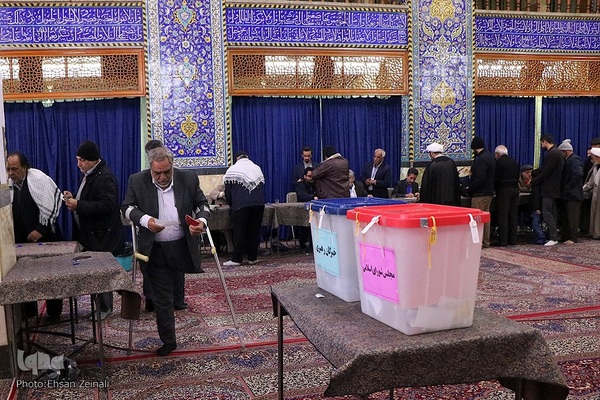 حضور پرشور مردم یزد در پایگاه انقلاب