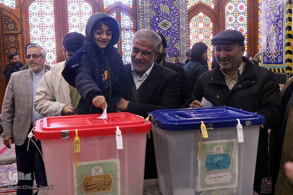 حضور پرشور مردم یزد در پایگاه انقلاب