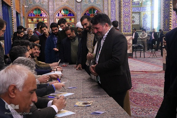 حضور پرشور مردم یزد در پایگاه انقلاب