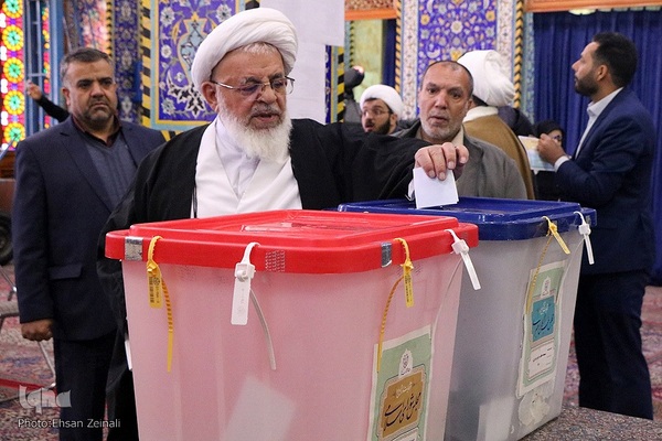 حضور پرشور مردم یزد در پایگاه انقلاب