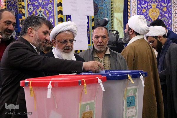 حضور پرشور مردم یزد در پایگاه انقلاب