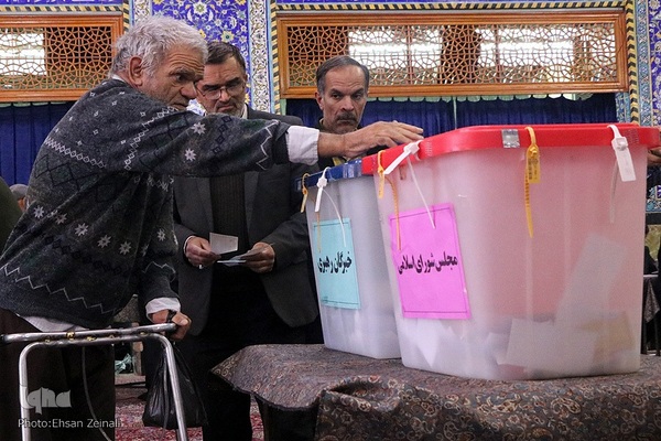 حضور پرشور مردم یزد در پایگاه انقلاب