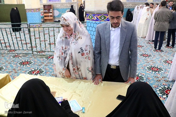 حضور زوج‌های جوان یزدی در پای صندوق‌ رأی‎