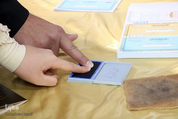 حضور زوج‌های جوان یزدی در پای صندوق‌ رأی‎