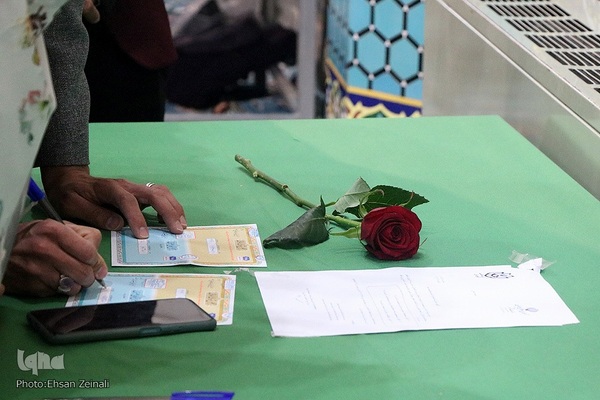 حضور زوج‌های جوان یزدی در پای صندوق‌ رأی‎