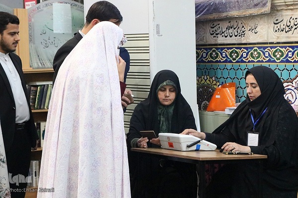 حضور زوج‌های جوان یزدی در پای صندوق‌ رأی‎