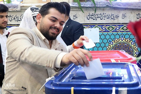 حضور زوج‌های جوان یزدی در پای صندوق‌ رأی‎