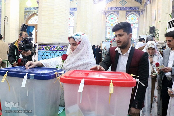 حضور زوج‌های جوان یزدی در پای صندوق‌ رأی‎