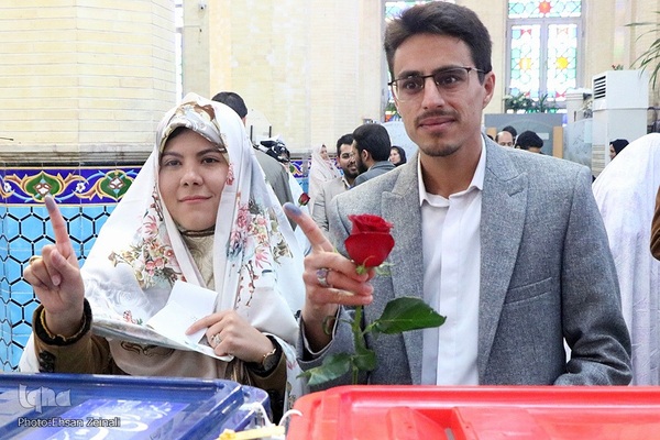 حضور زوج‌های جوان یزدی در پای صندوق‌ رأی‎