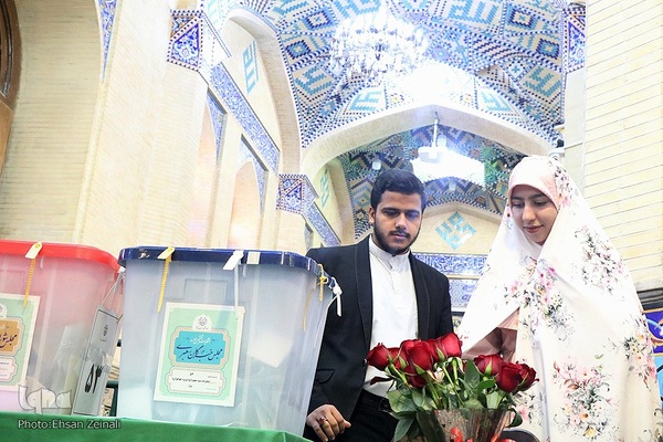 حضور زوج‌های جوان یزدی در پای صندوق‌ رأی‎