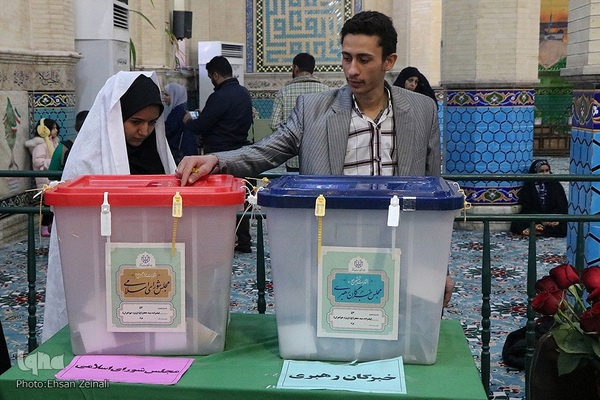 حضور زوج‌های جوان یزدی در پای صندوق‌ رأی‎