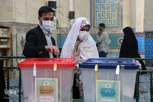 حضور زوج‌های جوان یزدی در پای صندوق‌ رأی‎