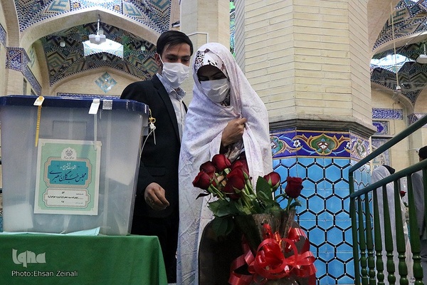 حضور زوج‌های جوان یزدی در پای صندوق‌ رأی‎