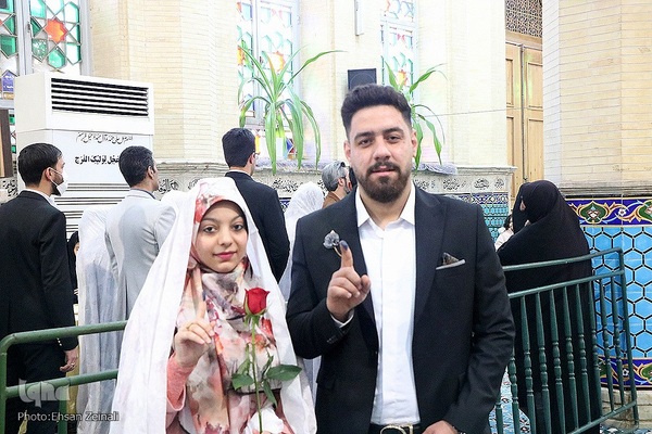 حضور زوج‌های جوان یزدی در پای صندوق‌ رأی‎