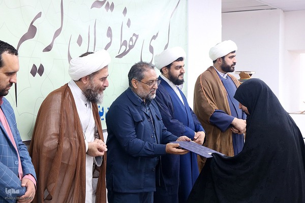 کرسی حفظ قرآن در یزد‎