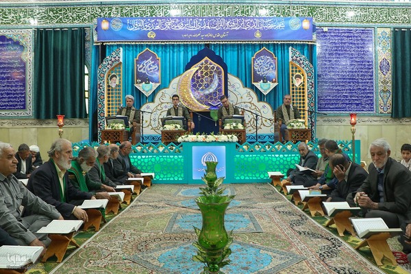 جزءخوانی قرآن در امامزاده سیدنصرالله(ع) یزد‎