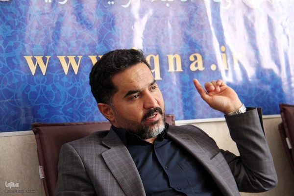 جواد محجوبی مدیرعامل آب منطقه ای استان یزد به عنوان نماینده استاندار در خبرگزاری ایکنا شعبه استان یزد حضور یافت و از لوح تقدیر محمد رضا بابایی استاندار یزد را به اعظم السادات میرجلیلی تحویل داد.عکس:مسعود میرجلیلی