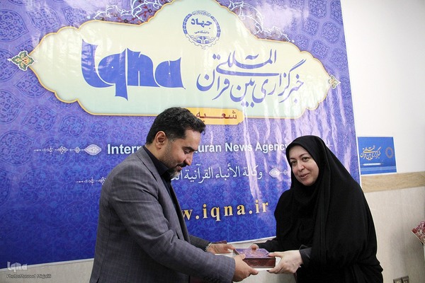 جواد محجوبی مدیرعامل آب منطقه ای استان یزد به عنوان نماینده استاندار در خبرگزاری ایکنا شعبه استان یزد حضور یافت و از لوح تقدیر محمد رضا بابایی استاندار یزد را به اعظم السادات میرجلیلی تحویل داد.عکس:مسعود میرجلیلی