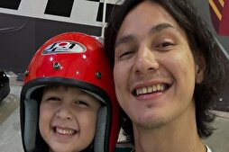 Marcell Darwin apprend le Coran aux côtés de son fils, entre humour et spiritualité