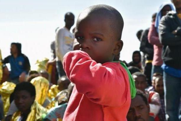 Arriva a Lampedusa un altro 'barcone dei bambini': due di loro non hanno neanche un anno