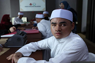 La tragedia che illumina un cammino: dopo un grave incidente, emerge un nuovo insegnante del Corano in Braille