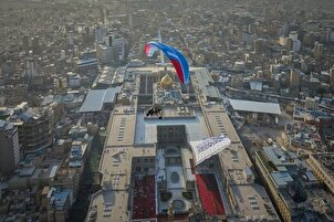 Kibaran bendera wilayah di atas makam suci Hazrat Ali (as) + gambar