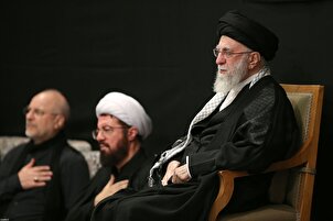 Ayatullah Khamenei ahudhuria majlisi ya maombolezo ya usiku wa Ashura mjini Tehran