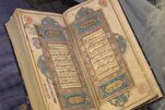 Nakala ya Qur'ani ya karne ya 17 iliyoandikwa kwa wino wa dhahabu huko Lucknow, India