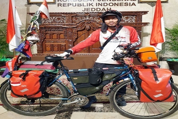 Endonezyalı Kur’an öğretmeni bisikletiyle Hac yolunda!