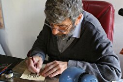 Emekliliğinden sonra öğrendiği hat sanatında yeni ustalar yetiştiriyor