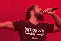 İngiliz şarkıcı “Yaşasın İntifada” sloganıyla sahneye çıktı