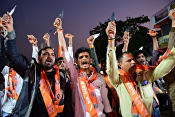 Müslüman bir genç Hindu heykelleri önünde secde etmeye zorlandı